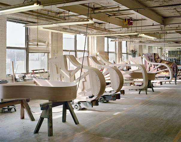 Фотограф Кристофер Пейн (Christopher Payne) посетил старейшую американскую фабрику по производству роялей и пианино — «Стейнвей» (Steinway & Sons).