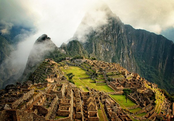 Мачу-Пикчу — город древней Америки, находящийся на территории современного Перу. В 2007 году удостоен звания Нового чуда света.