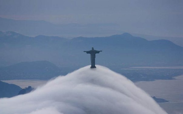Туман на горе Корковадо, Рио-де-Жанейро, Бразилия.