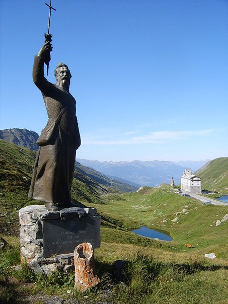 Малый Сен-Бернар - перевал в Альпах, разделяющий Францию и Италию. Перевал расположен у северных отрогов Грайских Альп.