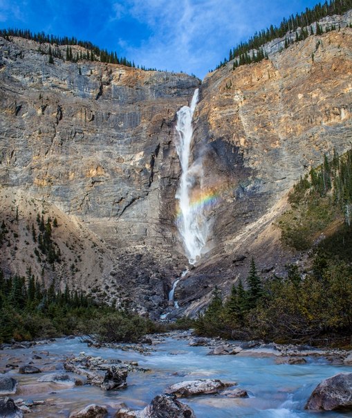 Такаккау — водопад, расположенный в национальном парке Йохо, недалеко от городка Филд ( Британская Колумбия, Канада).
