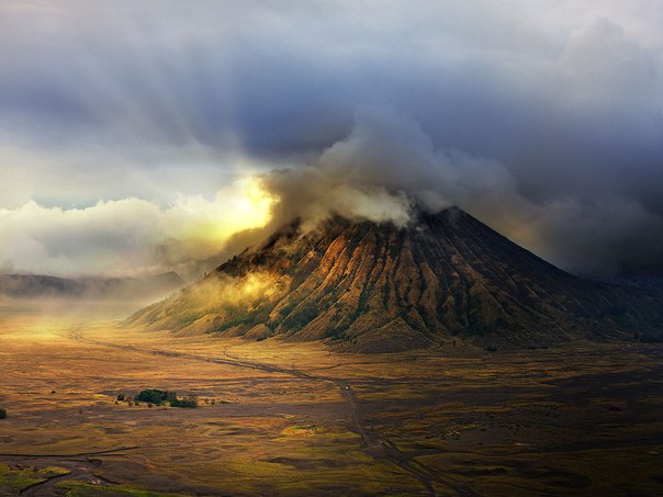 Бромо — действующий вулкан на острове Ява, Индонезия.