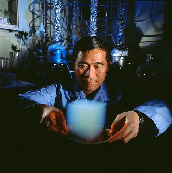 Питер Цоу, сотрудник лаборатории реактивного движения (JPL, НАСА – Caltech) демонстрирует куб аэрогеля.