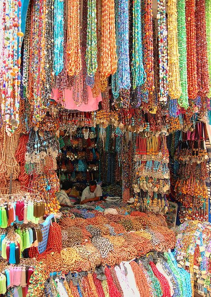 Торговец бусами в Эс-Сувейре, Марокко.