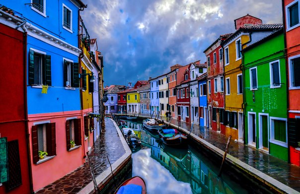 Бурано — островной квартал Венеции, расположенный на удалении 7 км от центра города.