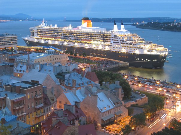 На круизном лайнере Queen Mary 2 находится самая большая в мире плавучая библиотека, насчитывающая 8.000 томов, а также единственный в мире плавучий планетарий. Лайнер построен и введён в эксплуатацию 12 января 2004 года. Крёстной матерью судна является королева Великобритании Елизавета II. В ходе церемонии судно было названо в честь лайнера RMS Queen Mary, который в свою очередь был назван в честь королевы Марии Текской, супруги короля Великобритании Георга V. Queen Mary 2 — единственное крупное судно, носящее титул RMS (Royal Mail Ship — Судно Королевской Почты).