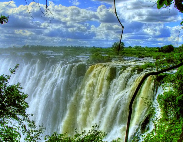 Водопад Виктория находится на реке Замбези в Южной Африке. Расположен на границе Замбии и Зимбабве. Ширина водопада — примерно 1800 метров, высота — 108 метров.