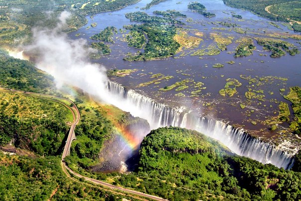 Водопад Виктория находится на реке Замбези в Южной Африке. Расположен на границе Замбии и Зимбабве. Ширина водопада — примерно 1800 метров, высота — 108 метров.