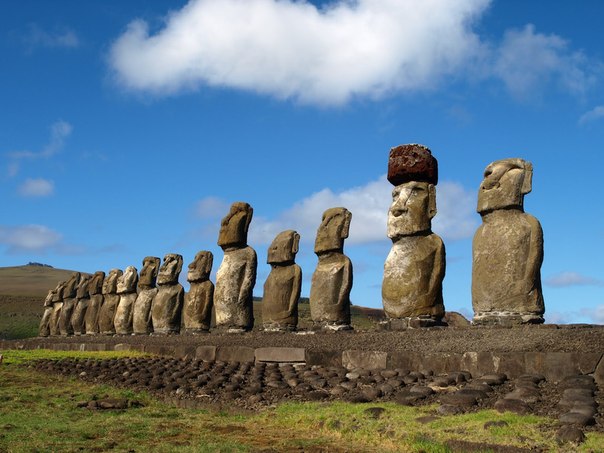 Моаи, каменные монолитные истуканы на острове Пасхи, происхождение которых до сих пор является загадкой, вопреки распространённому мнению, «смотрят» вглубь острова, а не на море, а точнее - на когда-то стоявшую перед ними деревню. Так что, все моаи, за исключением семи статуй, которые отличаются ещё и тем, что расположены внутри острова, а не на побережье, смотрят на остров. Эти истуканы были изготовлены аборигенным полинезийским населением между 1250 и 1500 гг. Сейчас известно 887 статуй.