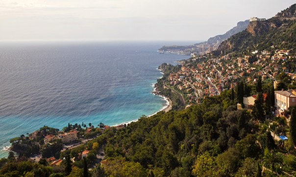 Лазурный Берег — юго- восточный берег Средиземного моря во Франции, расположенный к востоку от города Тулон до границы с Италией.