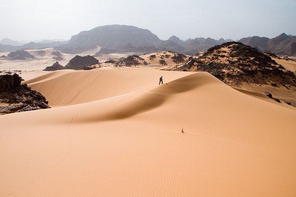 Песчаные дюны у подножия Тадрарт-Акакус, Западная Ливия.