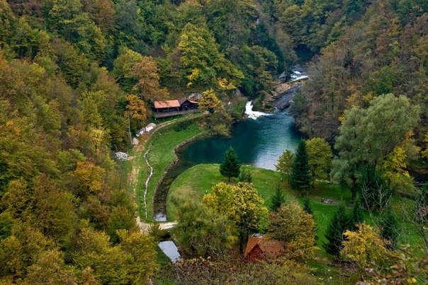 Мрежница — река в Хорватии, левый приток Кораны.