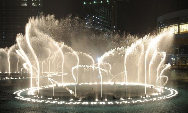Фонтан в городе Дубай, ОАЭ.