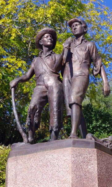 Памятник Тому Сойеру и Гекльберри Финну в г. Ганнибал, штат Миссури, США. 