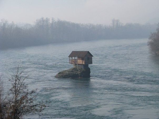 Этот необычный домик посреди сербской реки Дрина был построен местными ребятами порядка сорока пяти лет тому назад. Главной целью строительства стало создание уединенного места отдыха. И им это удалось.