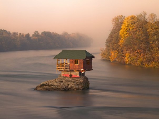 Этот необычный домик посреди сербской реки Дрина был построен местными ребятами порядка сорока пяти лет тому назад. Главной целью строительства стало создание уединенного места отдыха. И им это удалось.