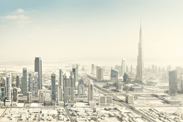 Вид сверху на сюрреалистический мир Дубая.