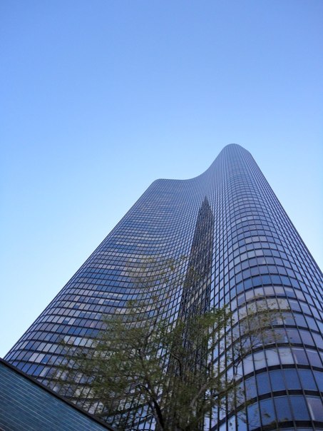 Самый высокий многоквартирный жилой дом — 70-этажный «Лейк Пойнт Тауэр» в Чикаго (Иллинойс, США), достигающий высоты 195 м и насчитывающий 879 квартир.
