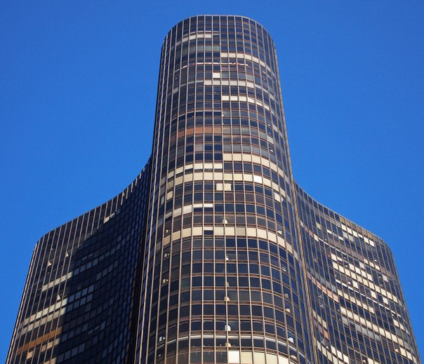 Самый высокий многоквартирный жилой дом — 70-этажный «Лейк Пойнт Тауэр» в Чикаго (Иллинойс, США), достигающий высоты 195 м и насчитывающий 879 квартир.
