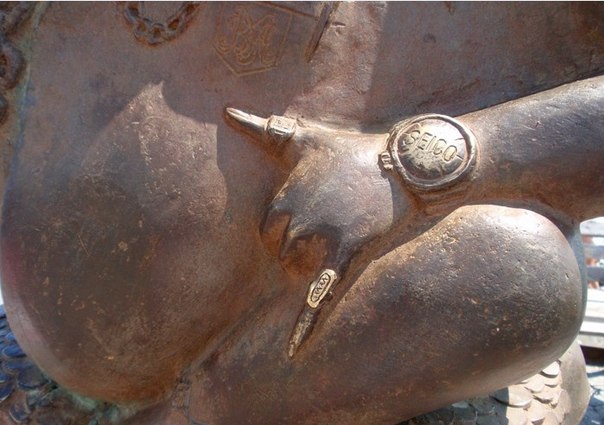 Если вы не можете себе представить, как выглядит знаменитая анекдотическая жаба, которая душит, посмотрите на версию украинского скульптора. На Набережной в Бердянске находится 250-килограмовая статуя бронзовой «Жабы, которая душит».
