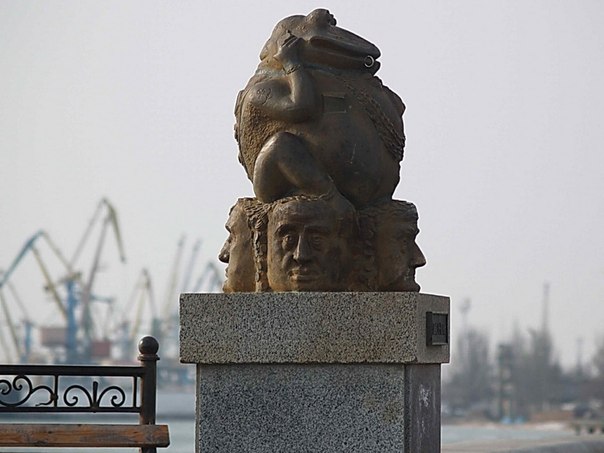 Если вы не можете себе представить, как выглядит знаменитая анекдотическая жаба, которая душит, посмотрите на версию украинского скульптора. На Набережной в Бердянске находится 250-килограмовая статуя бронзовой «Жабы, которая душит».