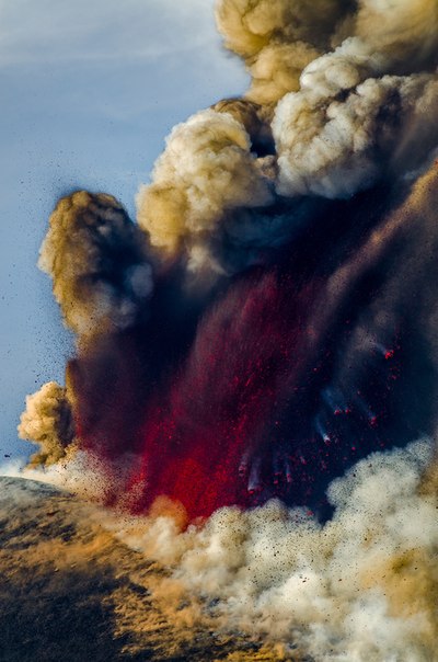 Этна — действующий стратовулкан, расположенный на восточном побережье Сицилии, недалеко от городов Мессины и Катании. Это наиболее высокий действующий вулкан в Европе. Сейчас высота Этны составляет 3329 м над уровнем моря.