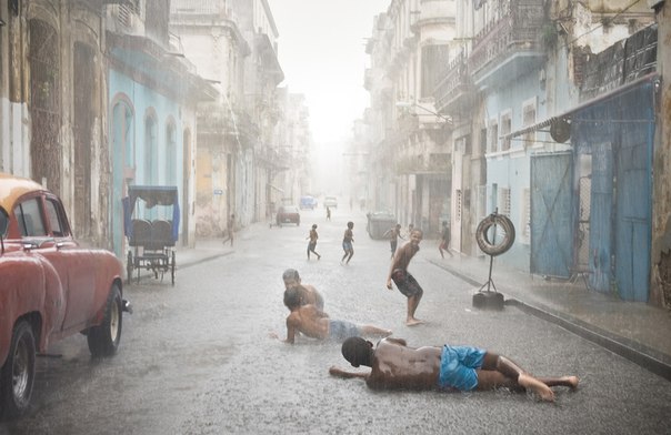 Погода в Гаване в июле и августе очень жаркая. Местные жители всегда рады коротким, но сильным дождям, особенно дети.