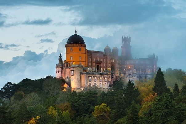 Дворец Пена — дворец в Португалии, находится на высокой скале над Синтрой и отличается фантастическим псевдосредневековым стилем.