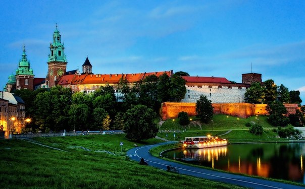 Вавель — холм и архитектурный комплекс в Кракове (Польша), на левом берегу Вислы.