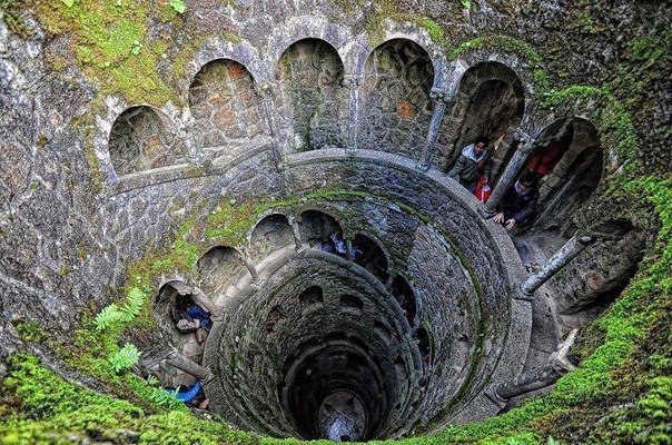 Подземная башня, Синтра, Португалия.