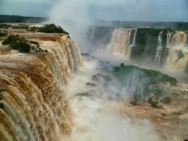 Водопад Игуасу на границе Бразилии и Аргентины.