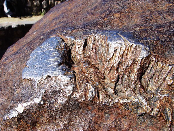 Крупнейший из найденных метеоритов - метеорит Гоба, находящийся на месте падения в юго-западной Африке, в Намибии, близ фермы Гоба-Уэст. К тому же метериот по совместительству является и самым большим куском железа природного происхождения на Земле. Метеорит весит более 60 тонн, был найден случайно в 1920 году возле Гротфонтейна. По расчетам ученых метеорит упал на Землю около 80 тысяч лет назад.