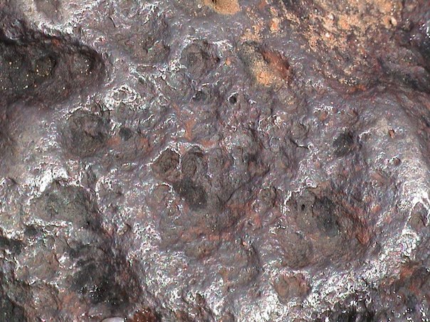 Крупнейший из найденных метеоритов - метеорит Гоба, находящийся на месте падения в юго-западной Африке, в Намибии, близ фермы Гоба-Уэст. К тому же метериот по совместительству является и самым большим куском железа природного происхождения на Земле. Метеорит весит более 60 тонн, был найден случайно в 1920 году возле Гротфонтейна. По расчетам ученых метеорит упал на Землю около 80 тысяч лет назад.