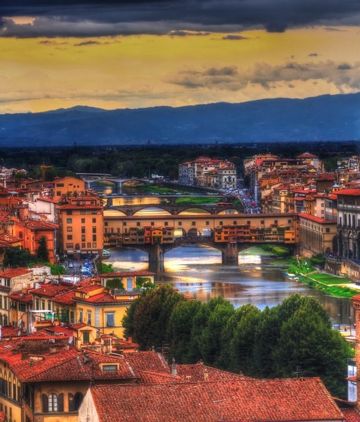 Флоренция — итальянский город-музей на реке Арно.
