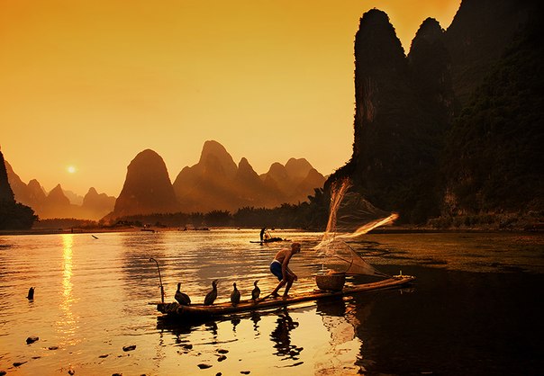 Рыбак на реке Ли, Китай.