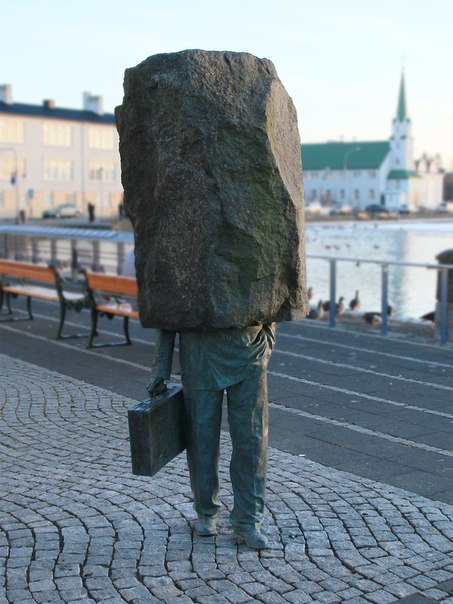 Исландия, Рейкьявик. Скульптура Магнуса Томассона "Неизвестный Чиновник".
