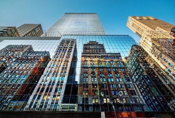Зеркальное отражение Нью-Йорка в небоскребе.