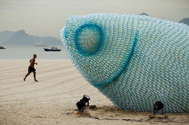 Скульптура рыбы из пластиковых бутылок, пляж Копакабана, Рио-де-Жанейро, Бразилия.