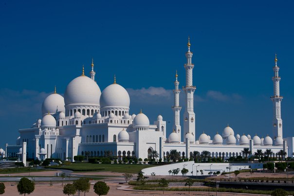 Мечеть шейха Зайда — одна из шести самых больших мечетей в мире. Расположена в Абу-Даби, столице Объединенных Арабских Эмиратов.