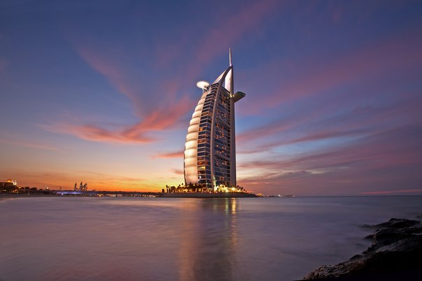 Бурдж аль-Араб  — роскошный отель в Дубае, самом крупном городе Объединённых Арабских Эмиратов.