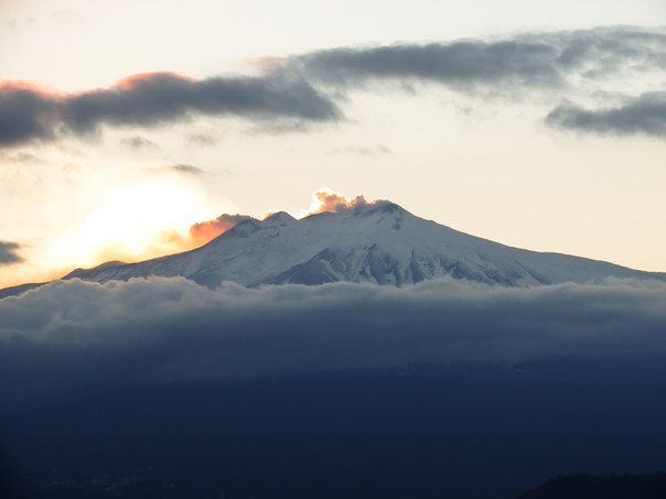 Рассвет над вулканом Этна, Италия.