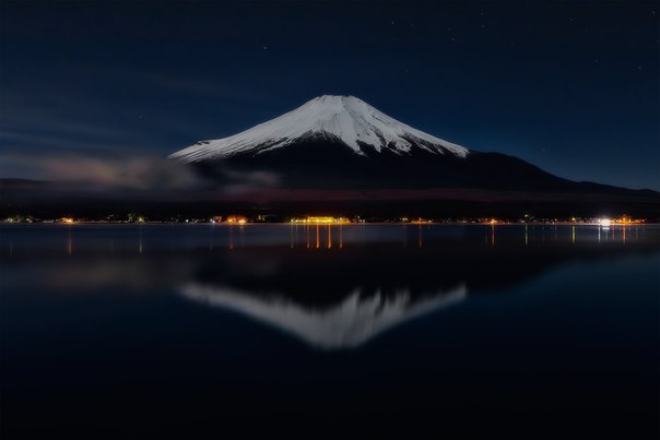 Ночь на озере Яманака, Япония.