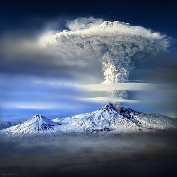 Извержение вулкана Арарат, Турция. Исторически был частью Армении.