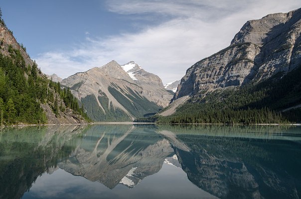 Озеро Кинни и гора Вайтхорн недалеко от горы Робсон, Британская Колумбия, Канада.