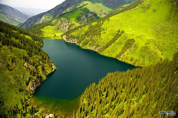Озеро Средний Кульсай (Казахстан). Входит в систему из трех очень краисвых водоемов, расположенных каскадом. В этом месте создан национальный парк.