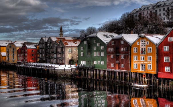 Тронхейм — третий по населению город Норвегии, расположен в устье реки Нидельвы на берегу Тронхеймского фьорда.