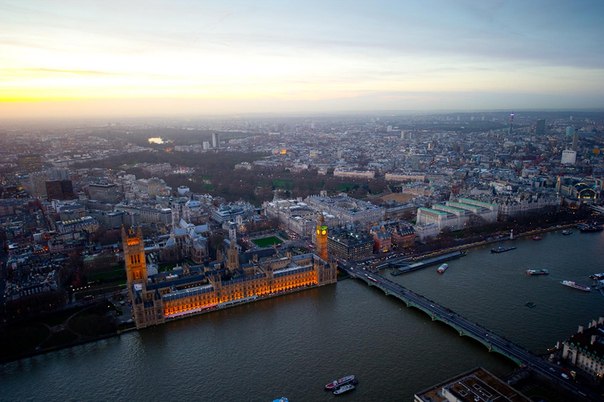 Вестминстерский дворец — здание на берегу Темзы в лондонском районе Вестминстер, где проходят заседания Британского парламента.