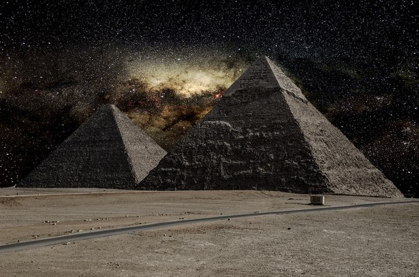 Млечный путь над пирамидами в Гизе, Египет.