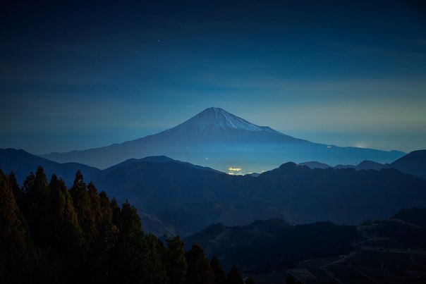 Фудзияма  — действующий стратовулкан на японском острове Хонсю в 90 километрах к юго-западу от Токио.