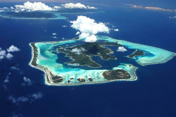 Бора-Бора — один из Подветренных островов архипелага Острова Общества во Французской Полинезии в Тихом океане.